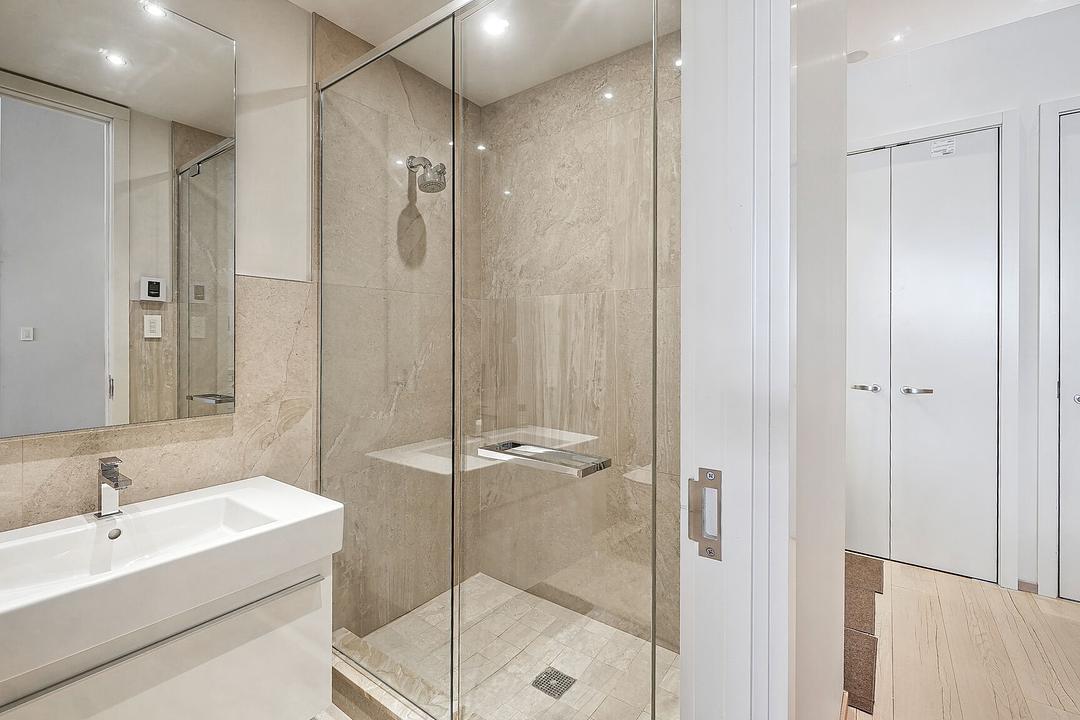 rdc-ss - 4920 Rue Sherbrooke Ouest, Westmount, QC
