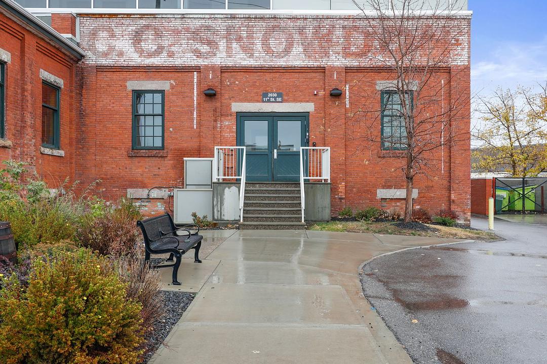 D - 2010 11 Street Southeast, Calgary, AB
