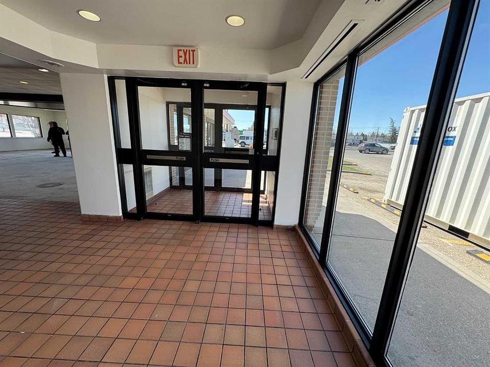 Q - 4710 17 Avenue Southeast, Calgary, AB