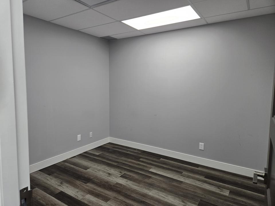 Mini Offices - 17 Grenfell Crescent, Ottawa, ON