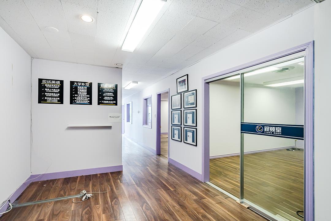 4725 Kingsway, Burnaby, BC