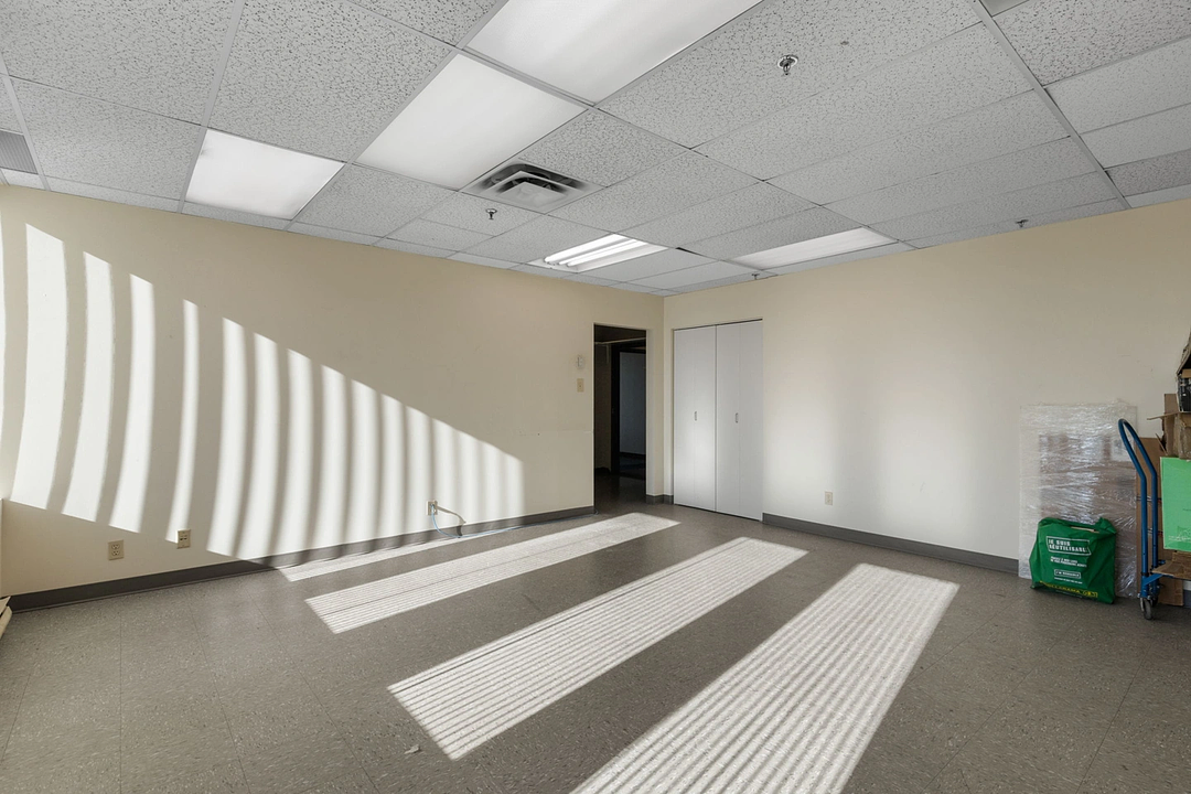 230 - 8150 Boulevard Métropolitain Est, Montréal, QC