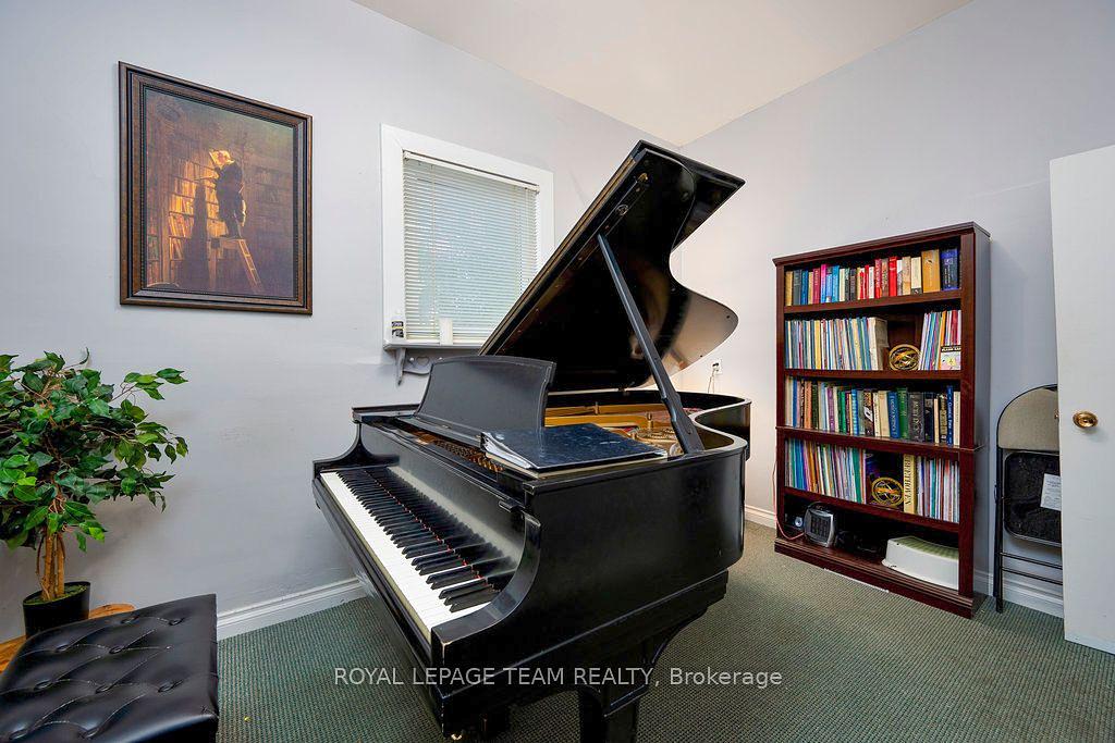 422 Donald B. Munro Drive, Ottawa, ON