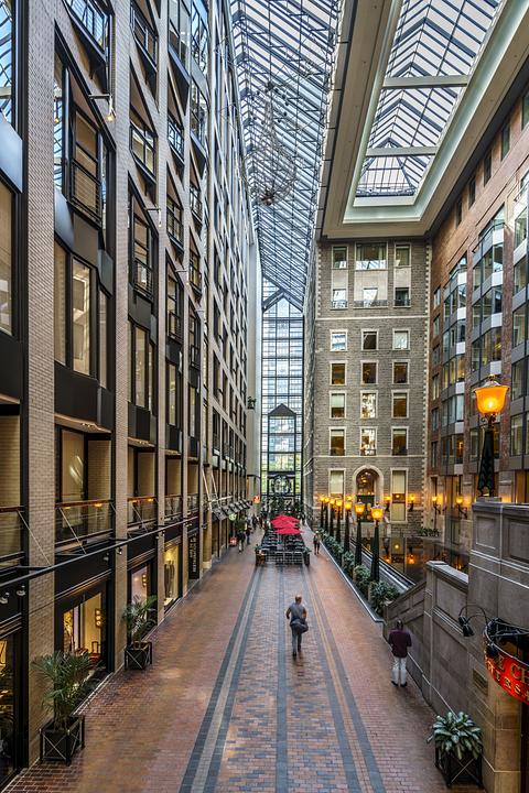 140 - 747 Rue du Square-Victoria, Montréal, QC