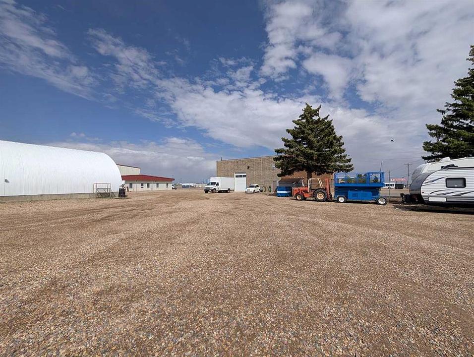 1811 Broadway Avenue East, Redcliff, AB