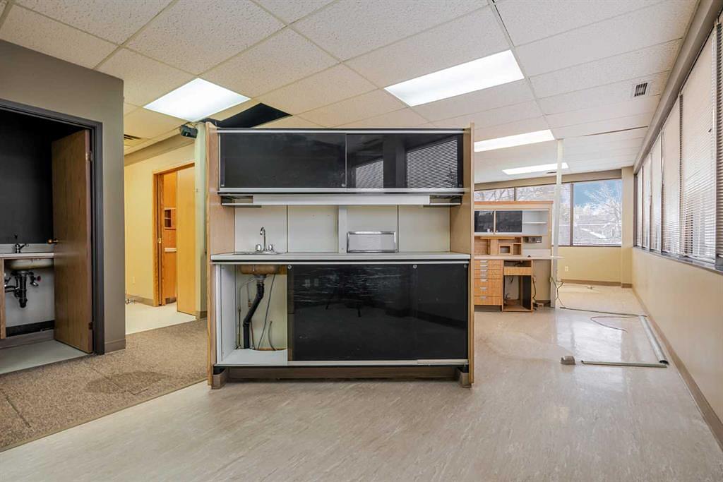 200 - 40 Elizabeth Street, Okotoks, AB