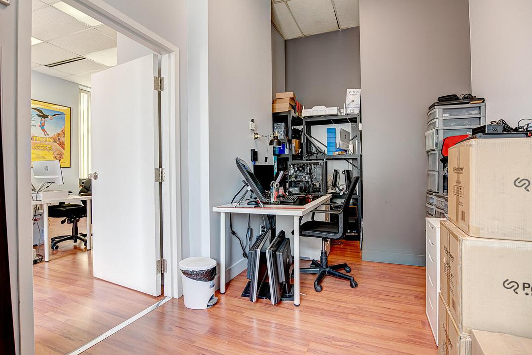 Office - 204 Rue Notre-Dame Ouest, Montréal, QC