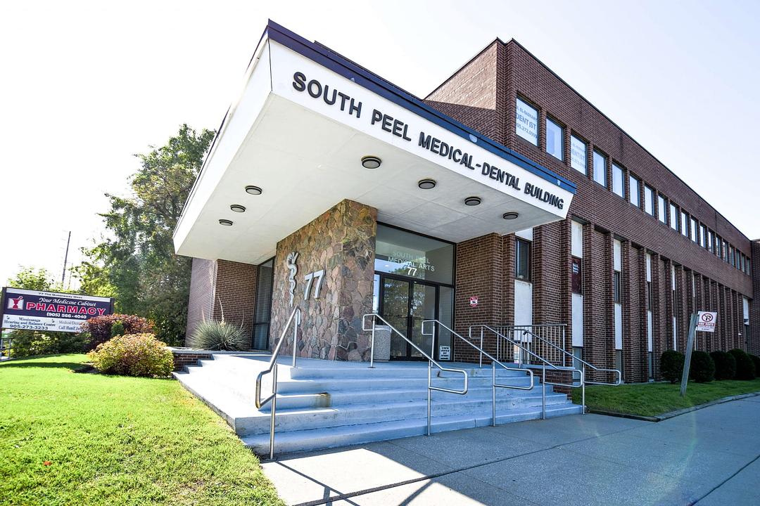 302 - 77 Queensway West, Mississauga, ON