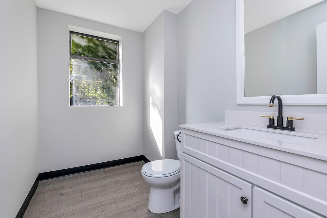 200 - 2568 Montrose Avenue, Abbotsford, BC