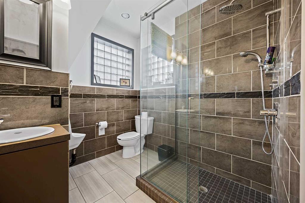 1742 10 Avenue Southwest, Calgary, AB