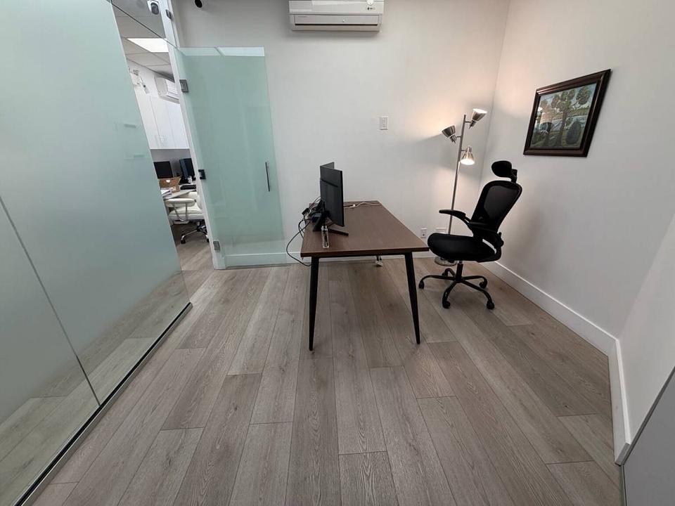 233 - 1433 Lonsdale Avenue, North Vancouver, BC