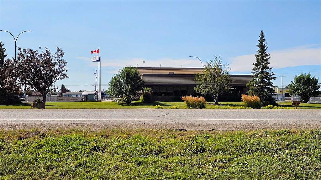 716 Main Avenue West, Sundre, AB