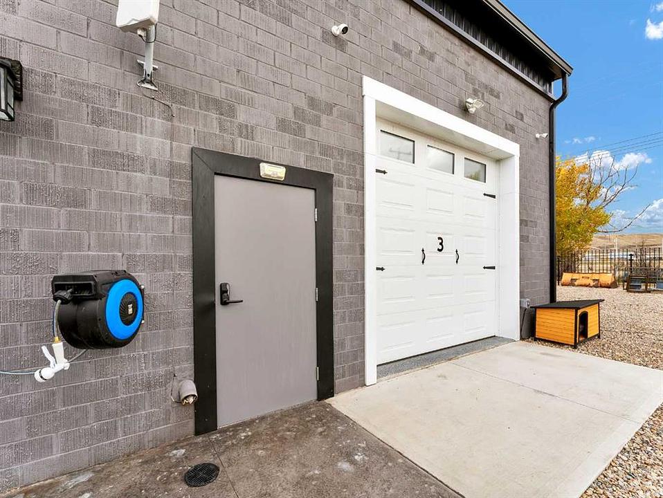 133 South Railway Avenue, Irvine, AB