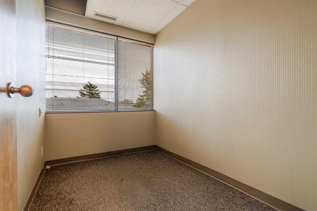 200 - 40 Elizabeth Street, Okotoks, AB
