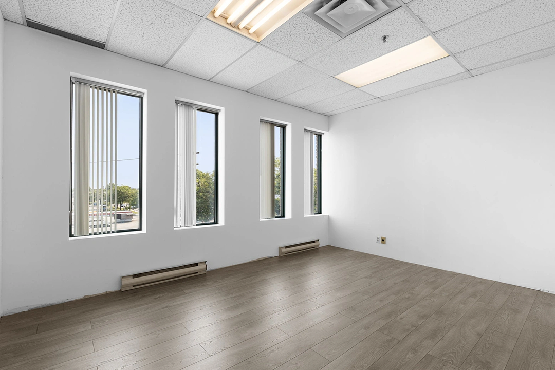 350-A - 8150 Boulevard Métropolitain Est, Montréal, QC