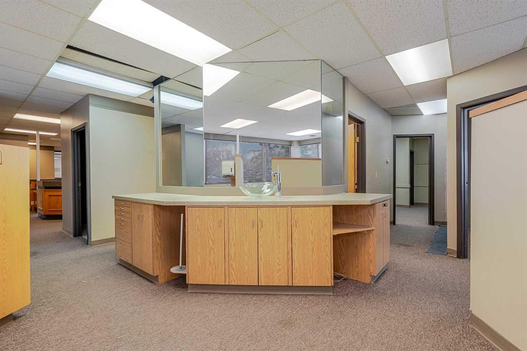 200 - 40 Elizabeth Street, Okotoks, AB