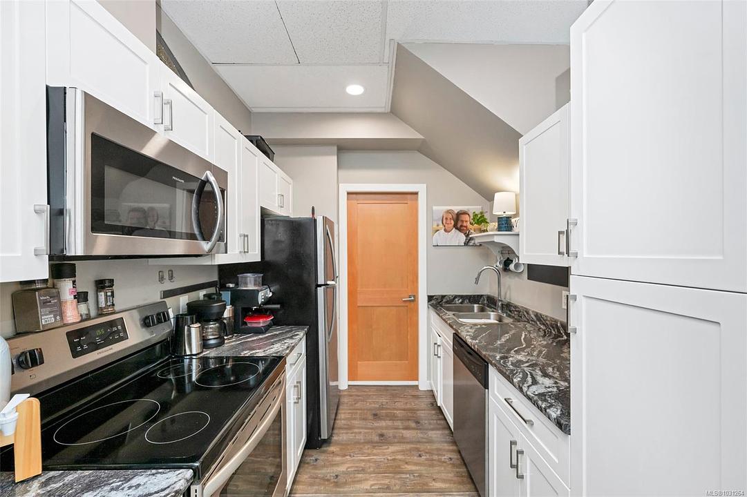 #111 - 689 Hoffman Avenue, Victoria, BC
