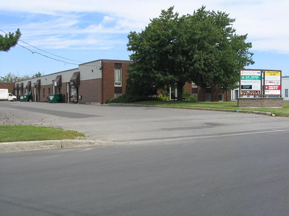 Bay L - 141 Bentley Avenue, Ottawa, ON