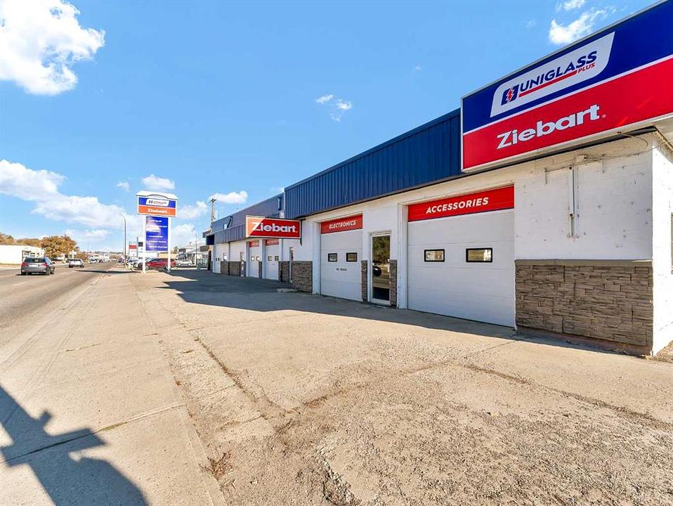 Kingsway Avenue Southeast, Medicine Hat, AB