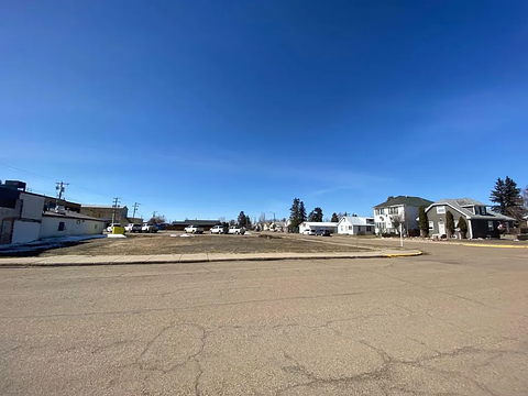 305-307 1 Street West, Hanna, AB
