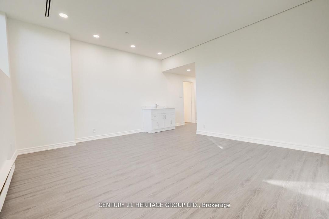 101 - 2900 Yonge Street, Toronto, ON