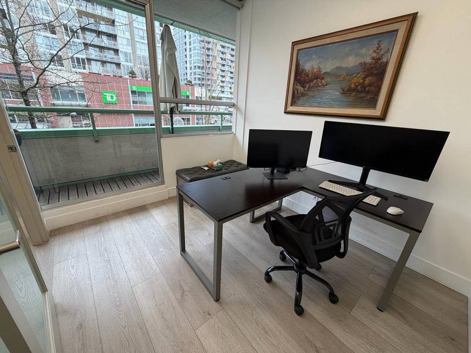 233 - 1433 Lonsdale Avenue, North Vancouver, BC