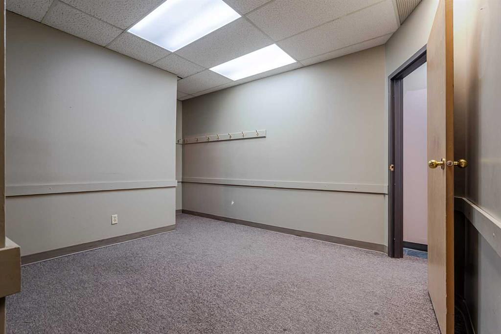 200 - 40 Elizabeth Street, Okotoks, AB