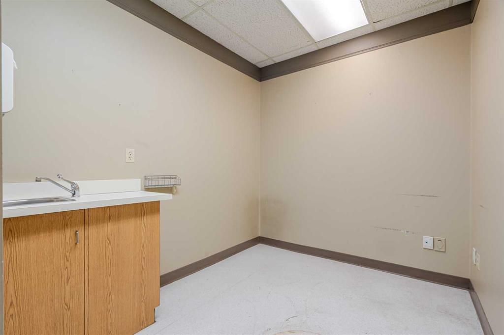 200 - 40 Elizabeth Street, Okotoks, AB