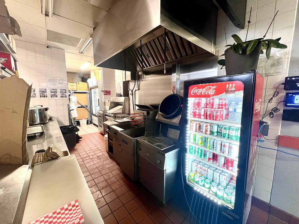 8631 Granville Street, Vancouver, BC