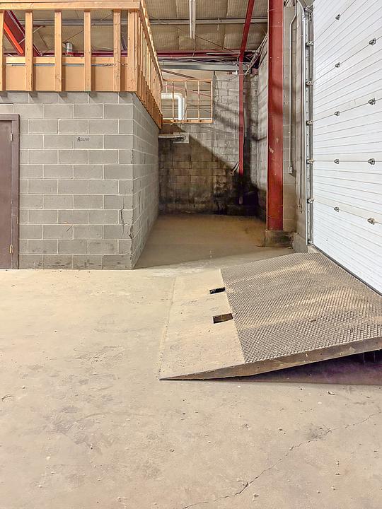 Industrial Building - 139 29 Street East, Saskatoon, SK