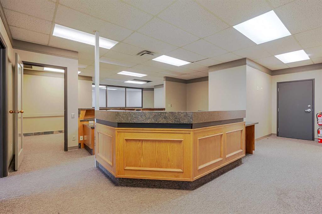 200 - 40 Elizabeth Street, Okotoks, AB