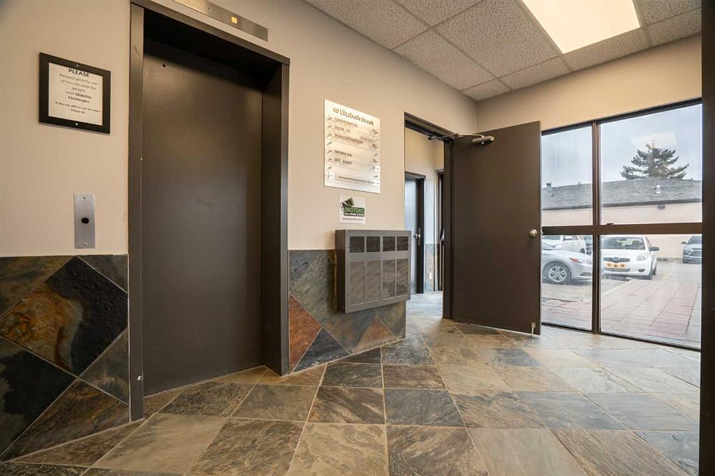 200 - 40 Elizabeth Street, Okotoks, AB