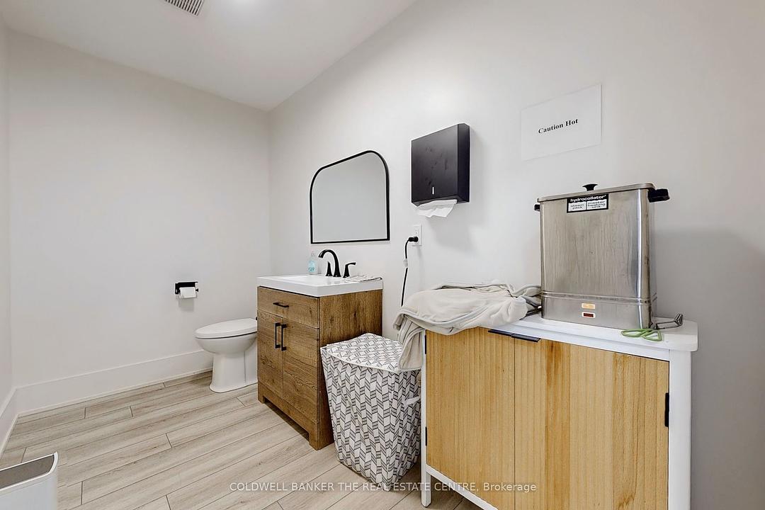 543 The Queensway South, Georgina, ON