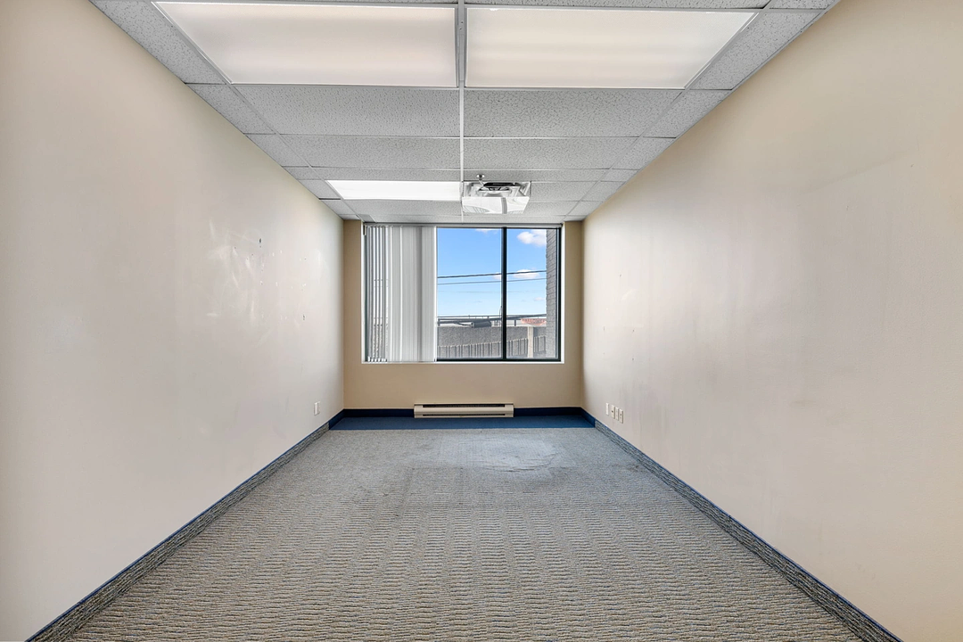 230 - 8150 Boulevard Métropolitain Est, Montréal, QC