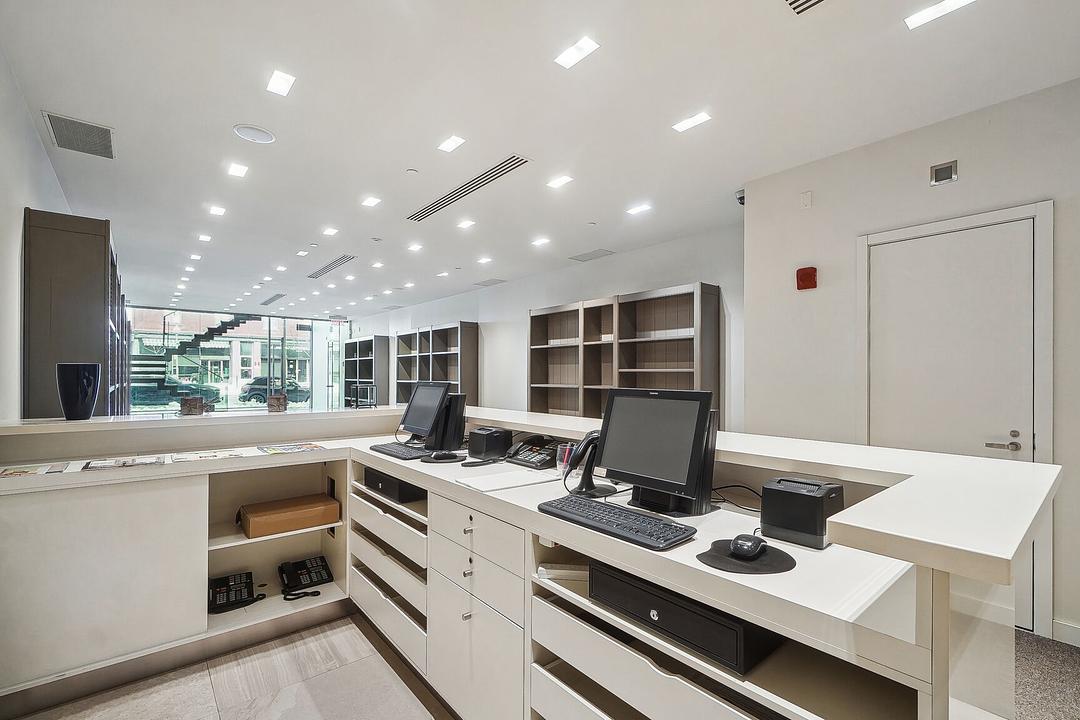 rdc-ss - 4920 Rue Sherbrooke Ouest, Westmount, QC