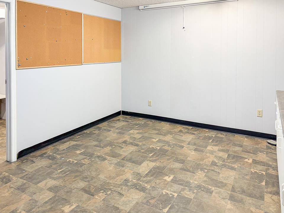 Industrial Building - 139 29 Street East, Saskatoon, SK