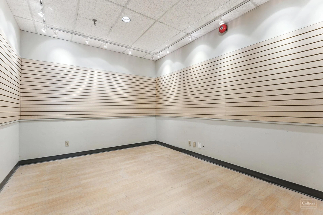 9 - 1361 Huntingwood Drive, Toronto, ON
