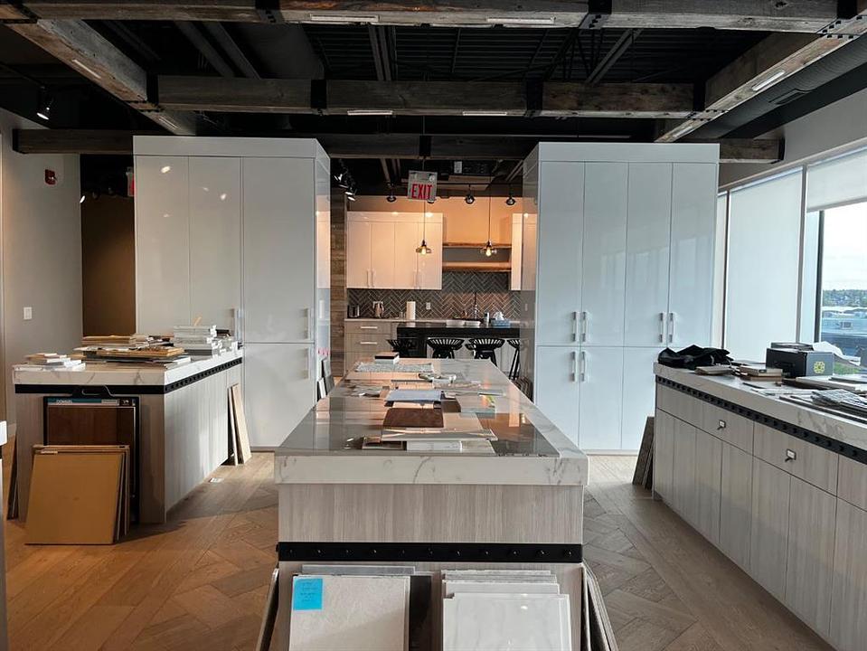 305 - 3223 5 Avenue Northeast, Calgary, AB