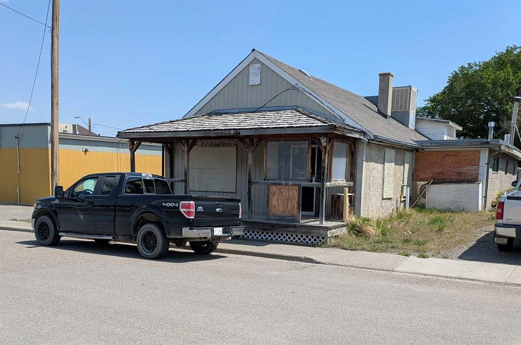 991 Saint John Avenue, Pincher Creek, AB