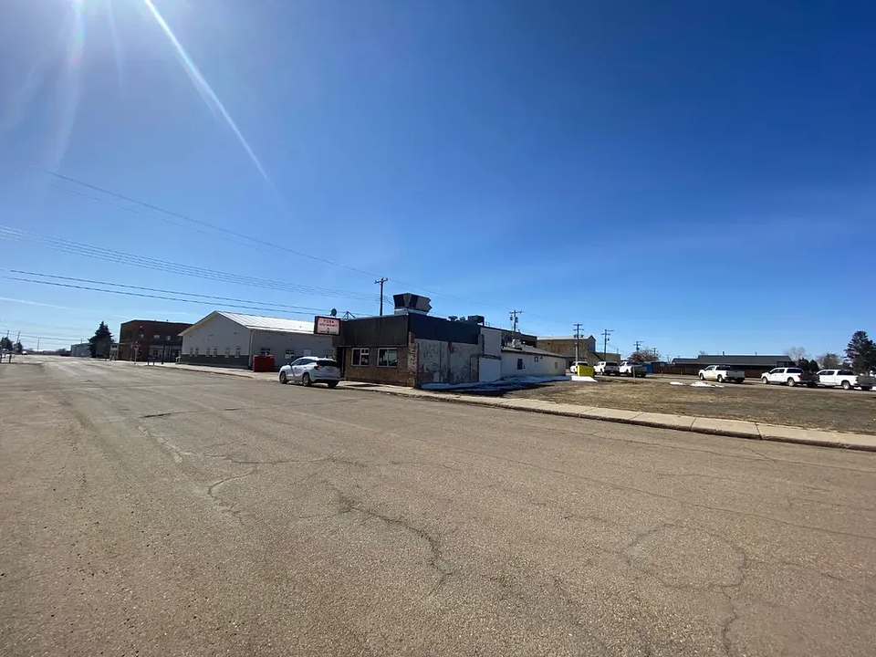 305-307 1 Street West, Hanna, AB