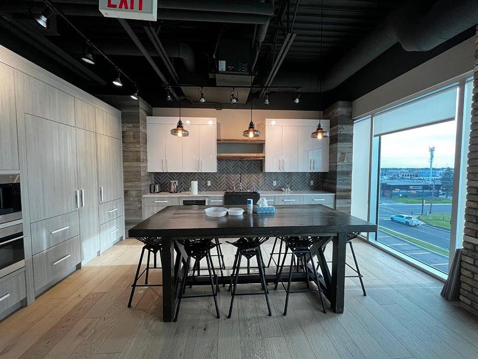 305 - 3223 5 Avenue Northeast, Calgary, AB