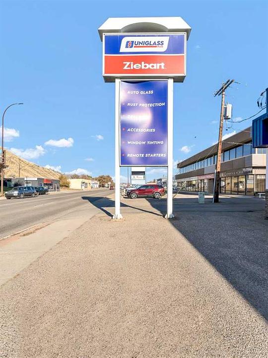 Kingsway Avenue Southeast, Medicine Hat, AB