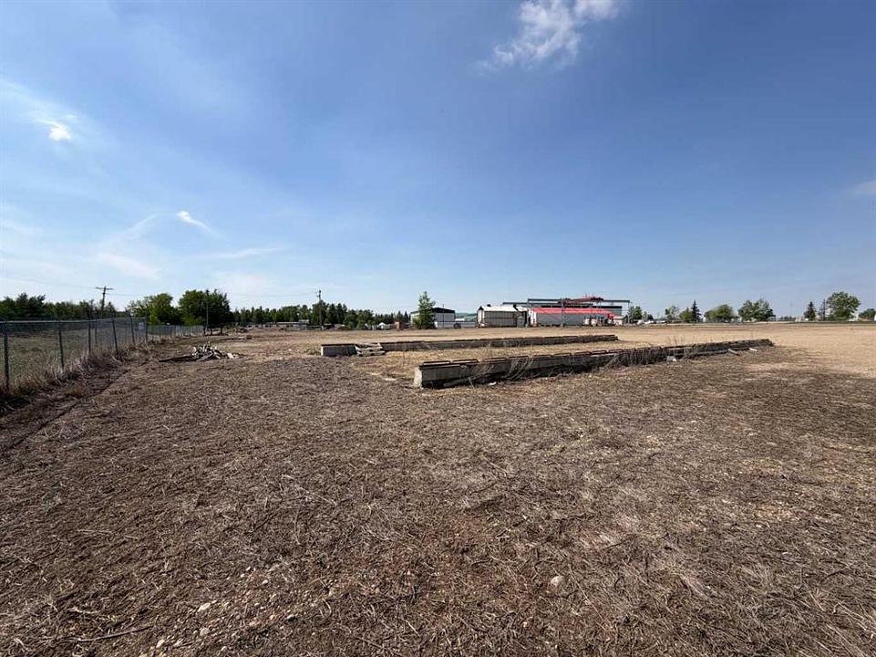11 & 13 - Highway Avenue, Blackfalds, AB