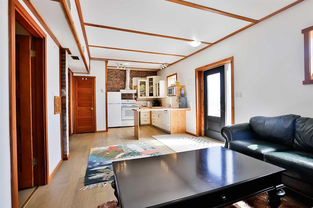 320 Railway Avenue, Granum, AB