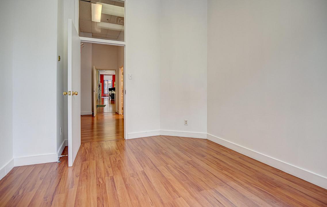 Office - 204 Rue Notre-Dame Ouest, Montréal, QC