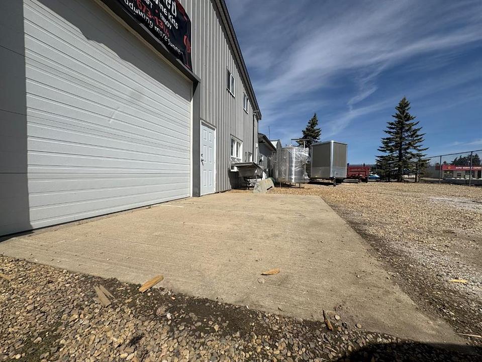 B - 6223 48 Avenue, Camrose, AB