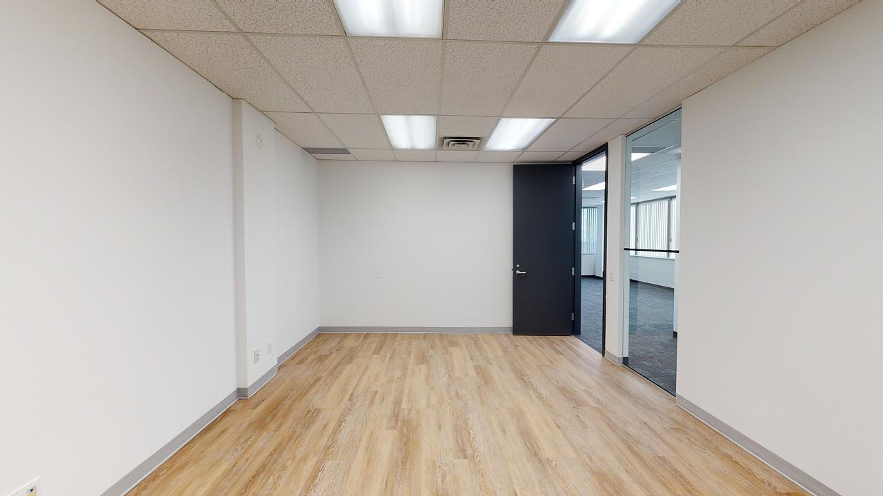 800 - 30 Eglinton Avenue West, Mississauga, ON