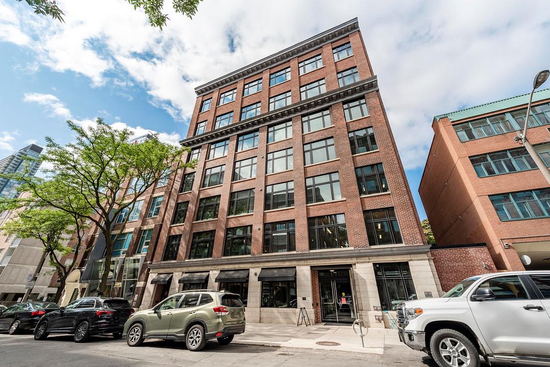 Beautifully designed office space rental for 4 persons in Spaces Queen West Toronto - 180 John St, Toronto, ON