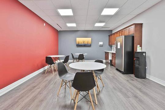 5500 North Service Road, Burlington, ON