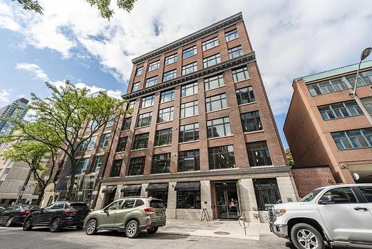 180 John St, Toronto, ON